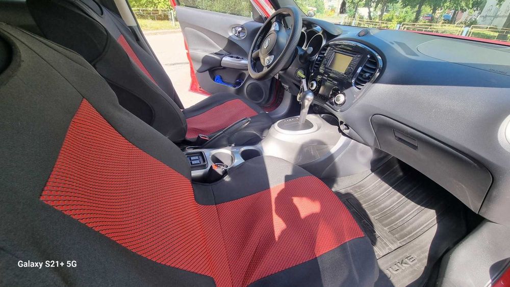 Продам автомобиль Nissan Juke 2012 года красного цвета