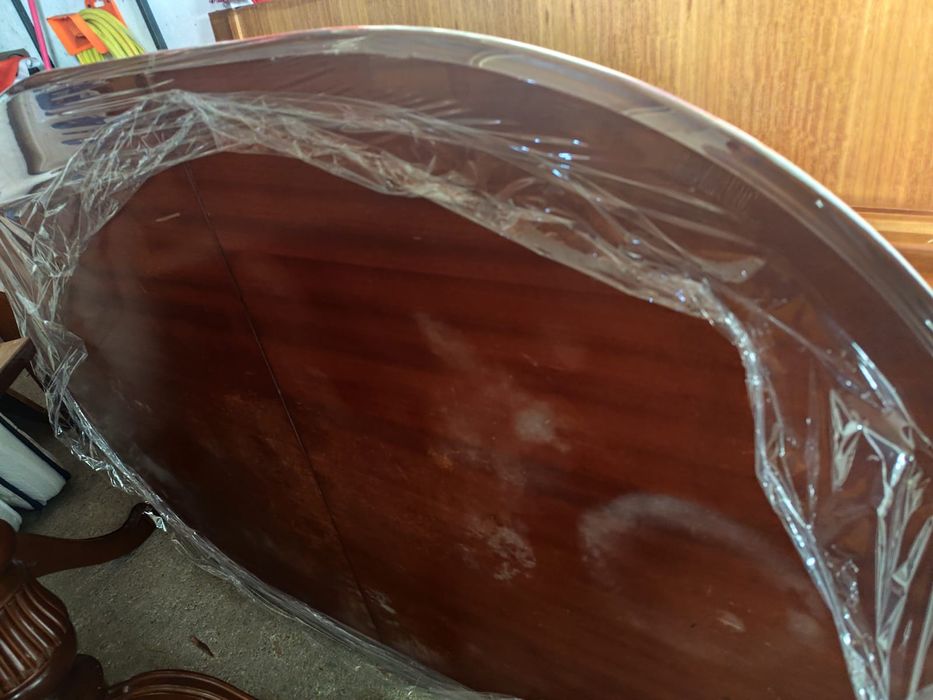 Mesa de madeira e cadeiras