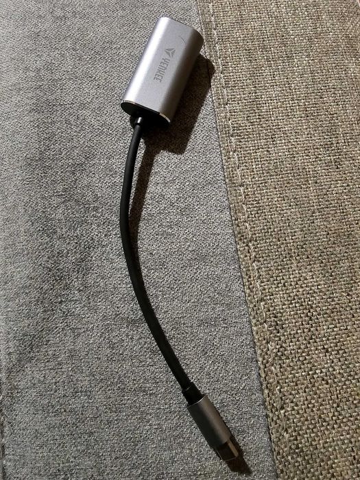 Adapter USB-C → VGA marki Yenkee.