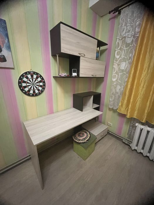 Стол писменный с полками