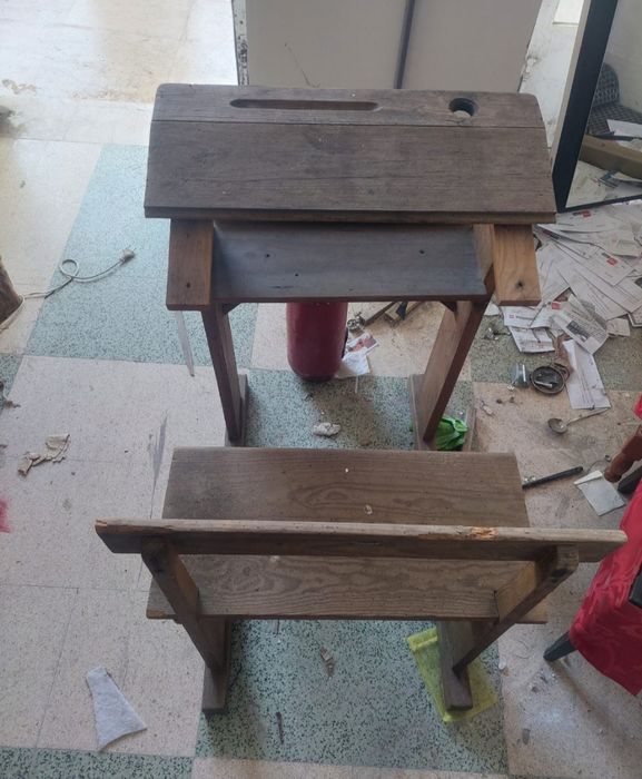 Carteira escolar antiga em madeira – vintage e resistente!