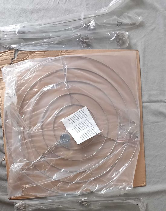 Organizador original para 59 fotografias suspensas por cabos