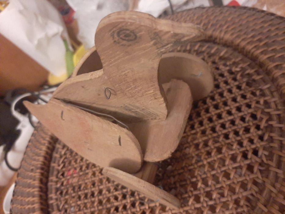 Brinquedo vintage artesanal em madeira e arame