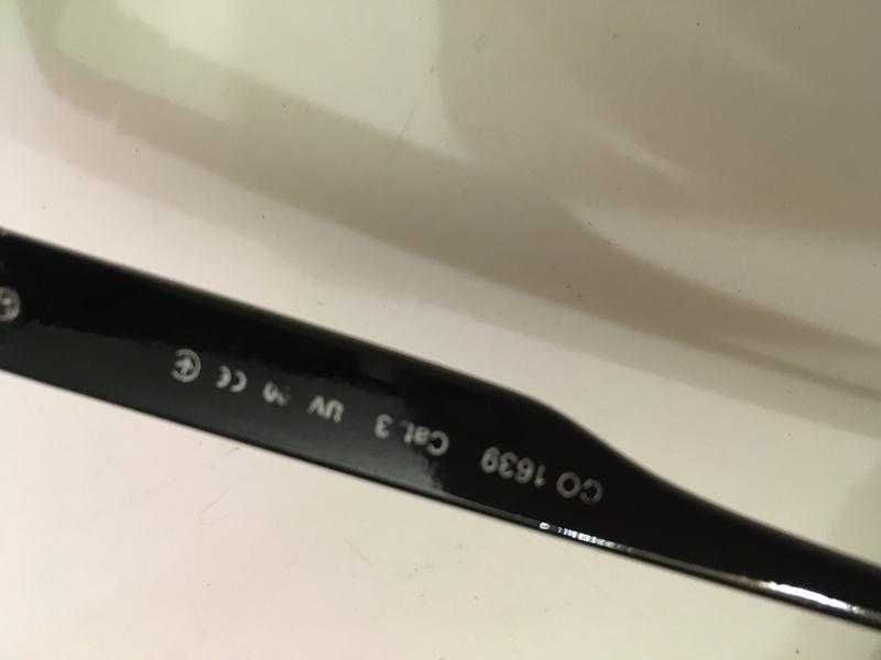 модні сонцезахисні окуляри з чохлом