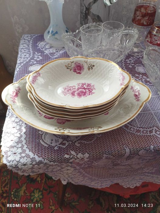 Набір тарілок з сервізу.