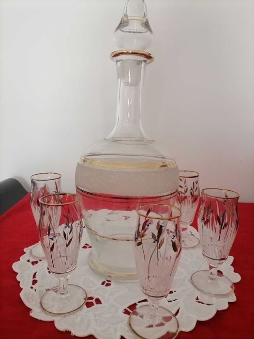 Licoreira com cinco copos em vidro