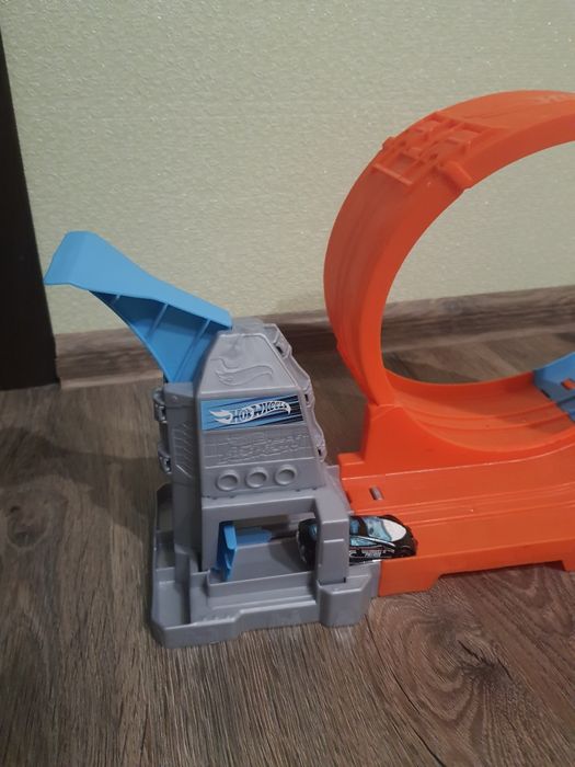 Ігровий набір Hot Wheels Loop Stunt Champion Track Set