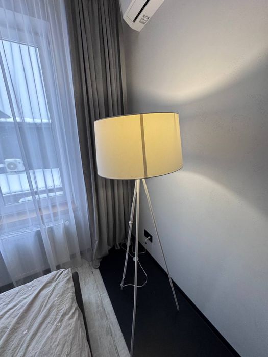 Торшер на тренозі / білий / сканди стиль