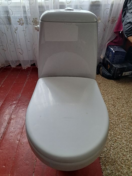 Унітаз з вертикальним зливом