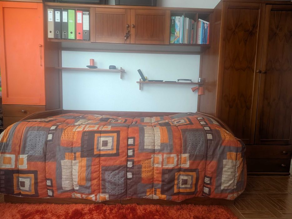 Mobília de quarto completa em madeira – bom estado