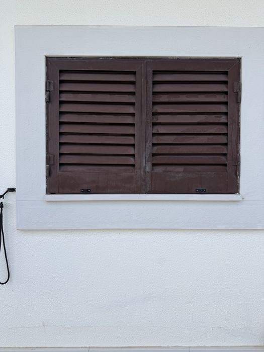 Vendo janelas de aluminio com vidro duplo e portadas de aluminio