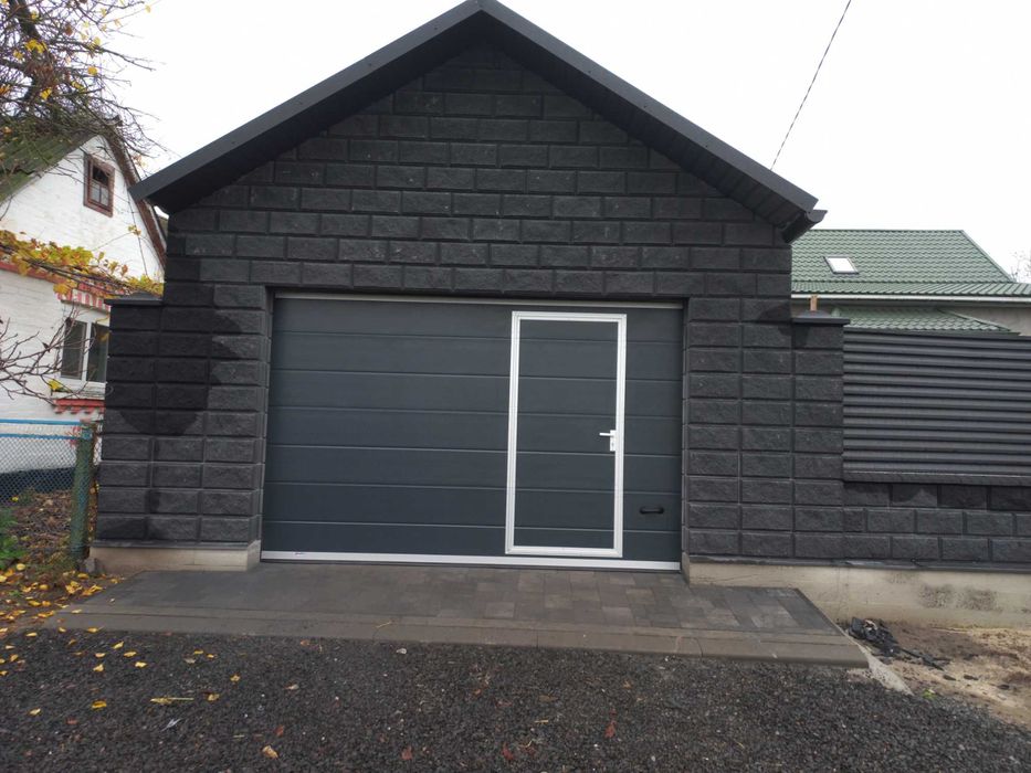 Гаражні ворота секційного типу