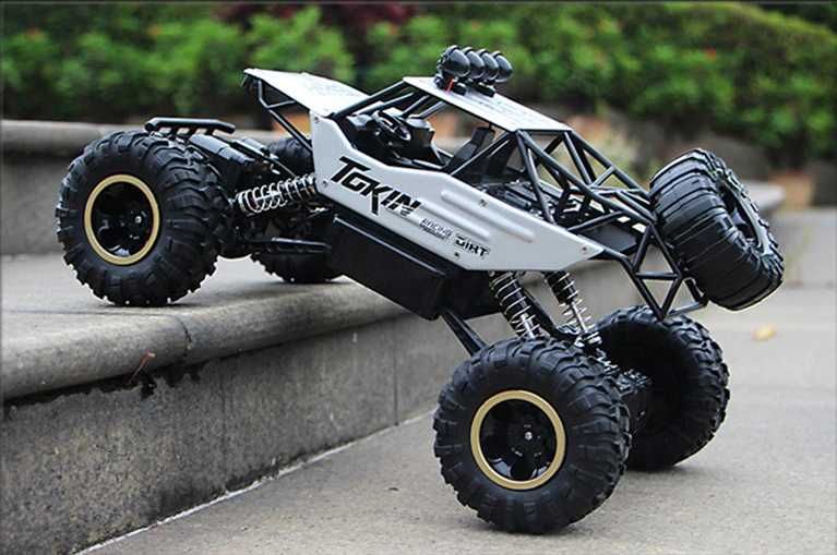 4WD Remote-Controlled Car, 1:16 Scale, 2.4G Remote Control (2 Batteries)64575305501058122