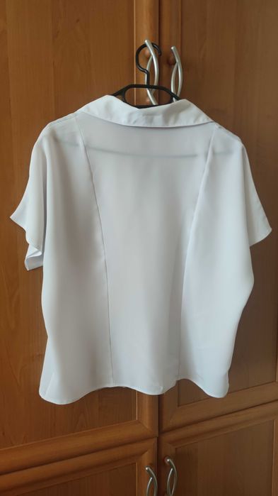 Biała rozpinana bluzka z krótkim rękawkiem
