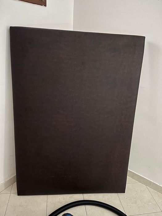 Cabeceira de cama em pele