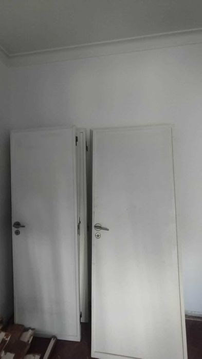 4 Portas Interiores + 1 Porta com Vidro em Madeira Maciça Antiga
