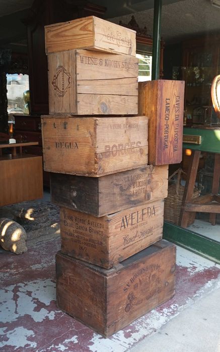Antigas caixas do Vinho em madeira vazias