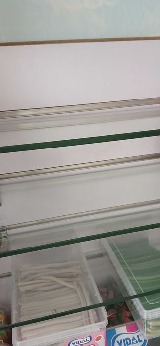 Prateleira de madeira e vidros