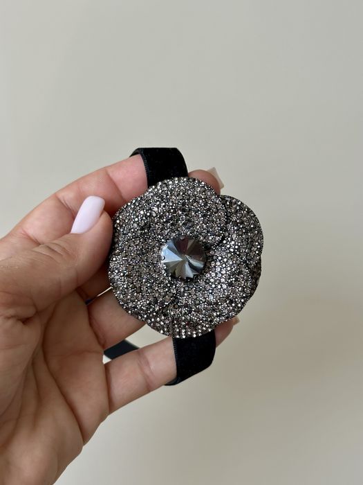 Роскошный чокер на шею с цветком усеянным камнями