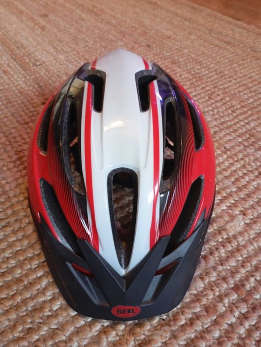 Capacete Bell usado.