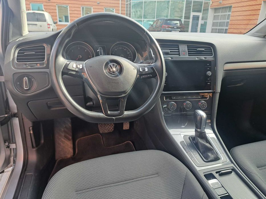 Автомобіль Volkswagen Golf