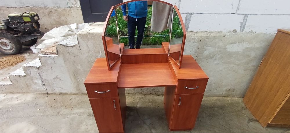 Продам столик косметичний