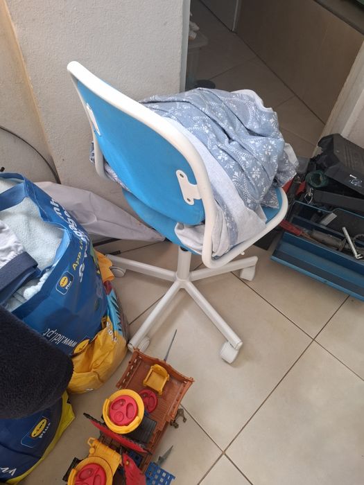 Vendo secretária para criança usada com ligeiro desgaste.