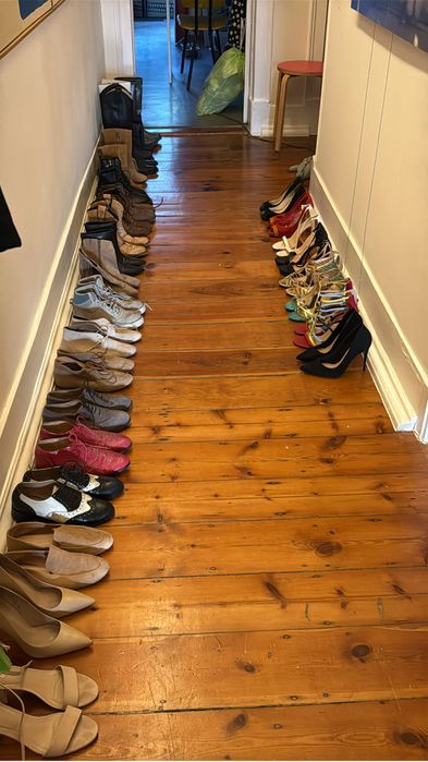 Conjunto sandálias, sapatos e botas 37