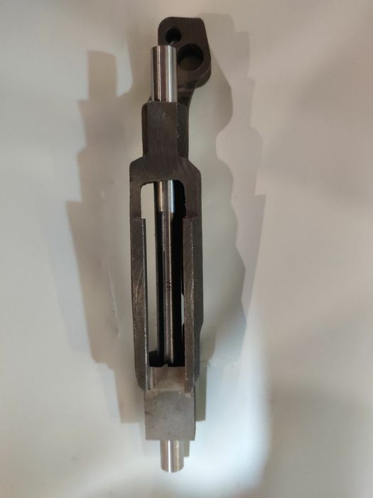 Игловод промышленной швейной машины для кожи.