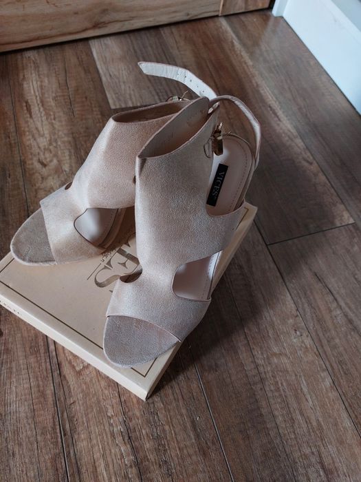 Beżowe sandały na słupku