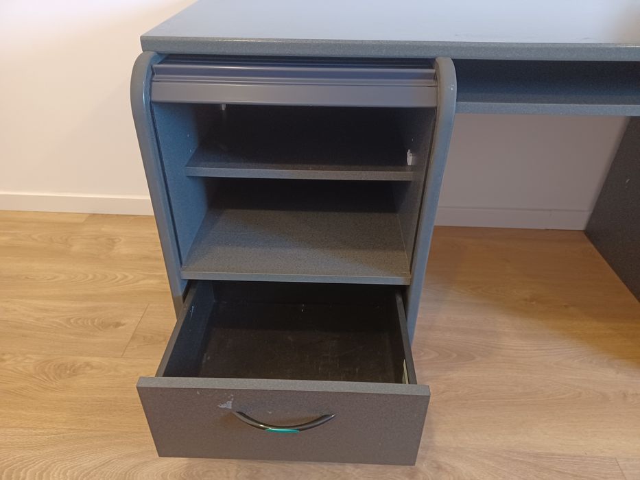 Secretária em cor cinza com modulo incorporado