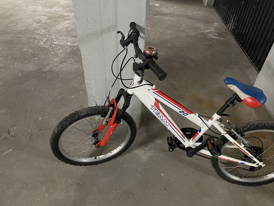 Bicicleta de crianca em excelente estado, roda 20, com mudancas!