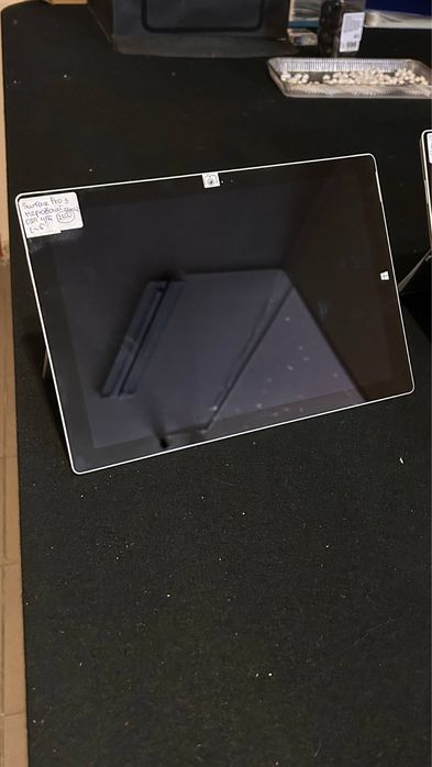 Планшети Microsoft Surface pro 3 з цілим екраном