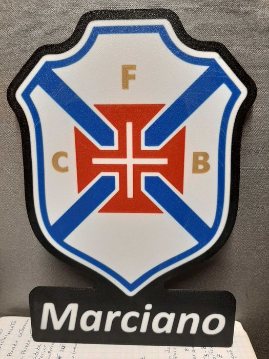 candeeiros com logotipo de clubes de futebol e imagem de anime