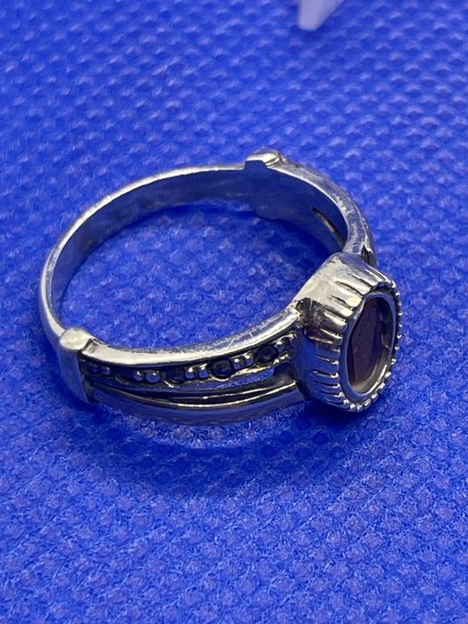 Anel em prata com pedra amarela e detalhes chapados a ouro