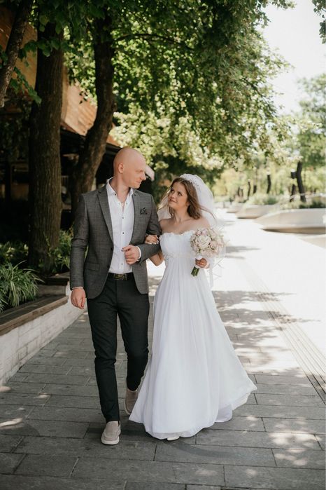 Весільна сукня біла з відкритими плечима - ніжна та зручна