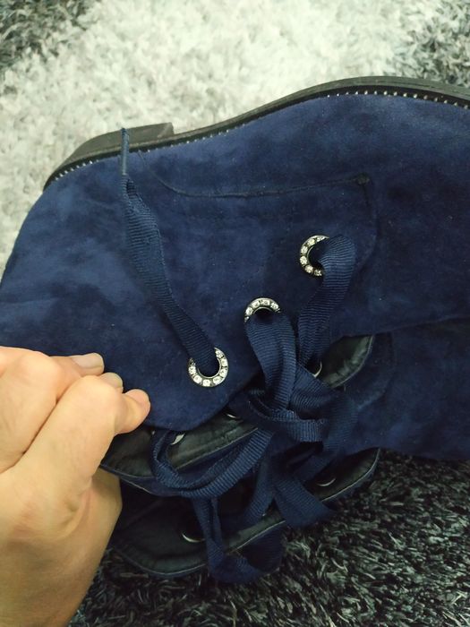 Sapato com brilhantes muito lindos tamanho 40. Só usados uma vez.