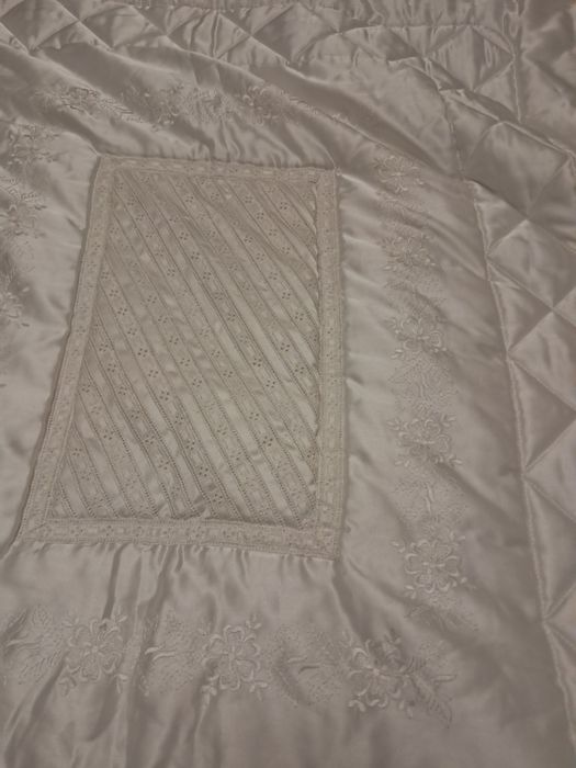 Colcha de casal  com bordado  e folhos,2,10× 1,40 ,folhos 45