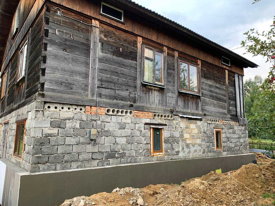 Будинок біля гір