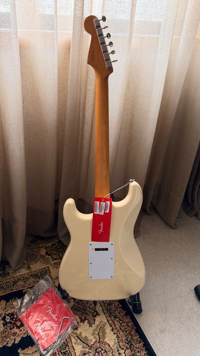 Fender Stratocaster Vintera 60's modified Olympic White + Fender Wood Case (tudo como novo)