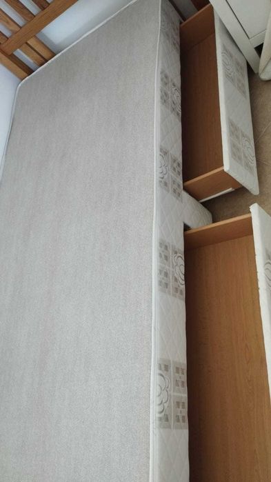 Sommier cama solteiro com gavetas, colchão e cabeceira em madeira