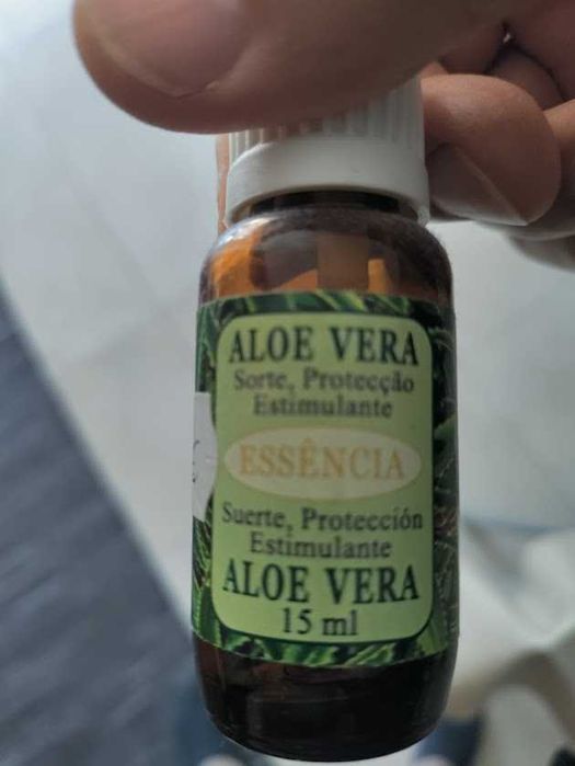Expositor com variados Óleos de Essências Florais da Cacia