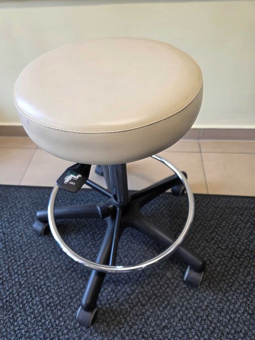 Taboret lekarski Habys na kółkach w kolorze beżowym 3 sztuki