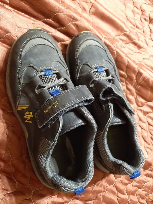 Продам кроссовки clarks,детские,в идеальном состоянии.