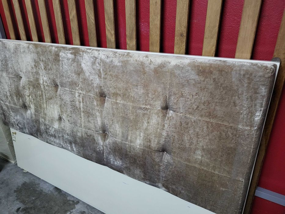 Cama de casal lacada com cabeçeira estofada