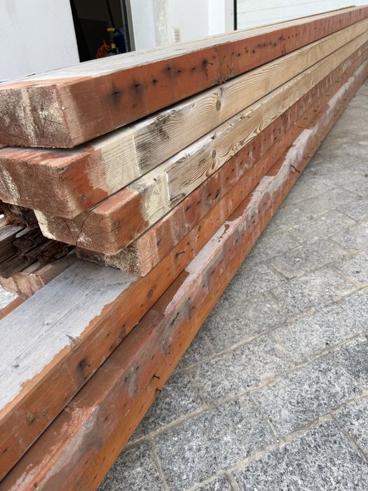 Varias vigas de madeira