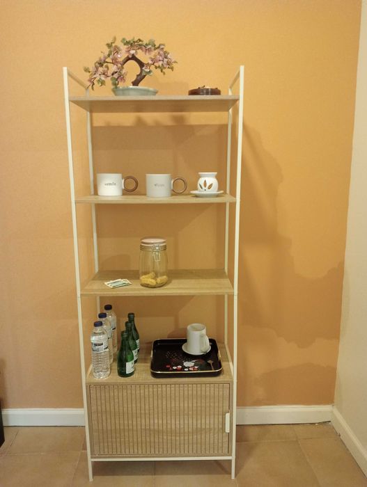 Móvel com prateleiras madeira e metal