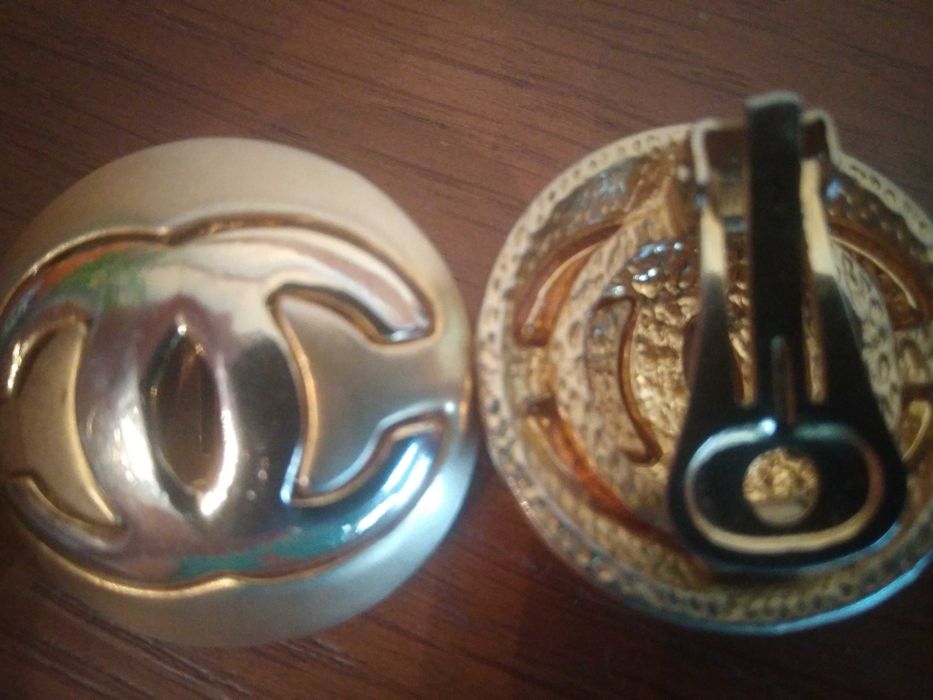Brincos de mola Chanel