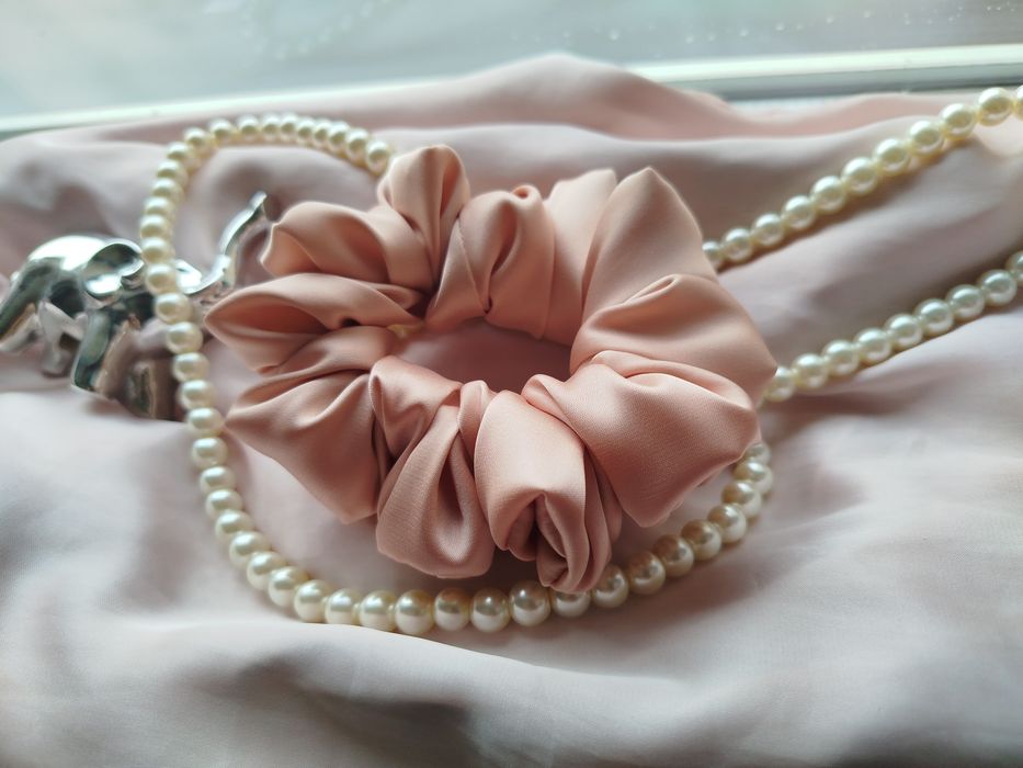 Gumka scrunchie satyna jedwabna Armani beż