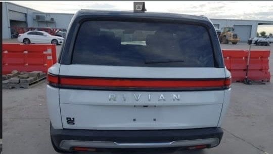 Продам Rivian R1S 2023